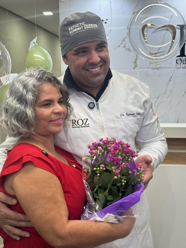 Dr. Rosemar Silva recebendo paciente com carinho