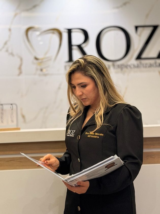 Dra. Zéllia Moreira revisando prontuário de paciente