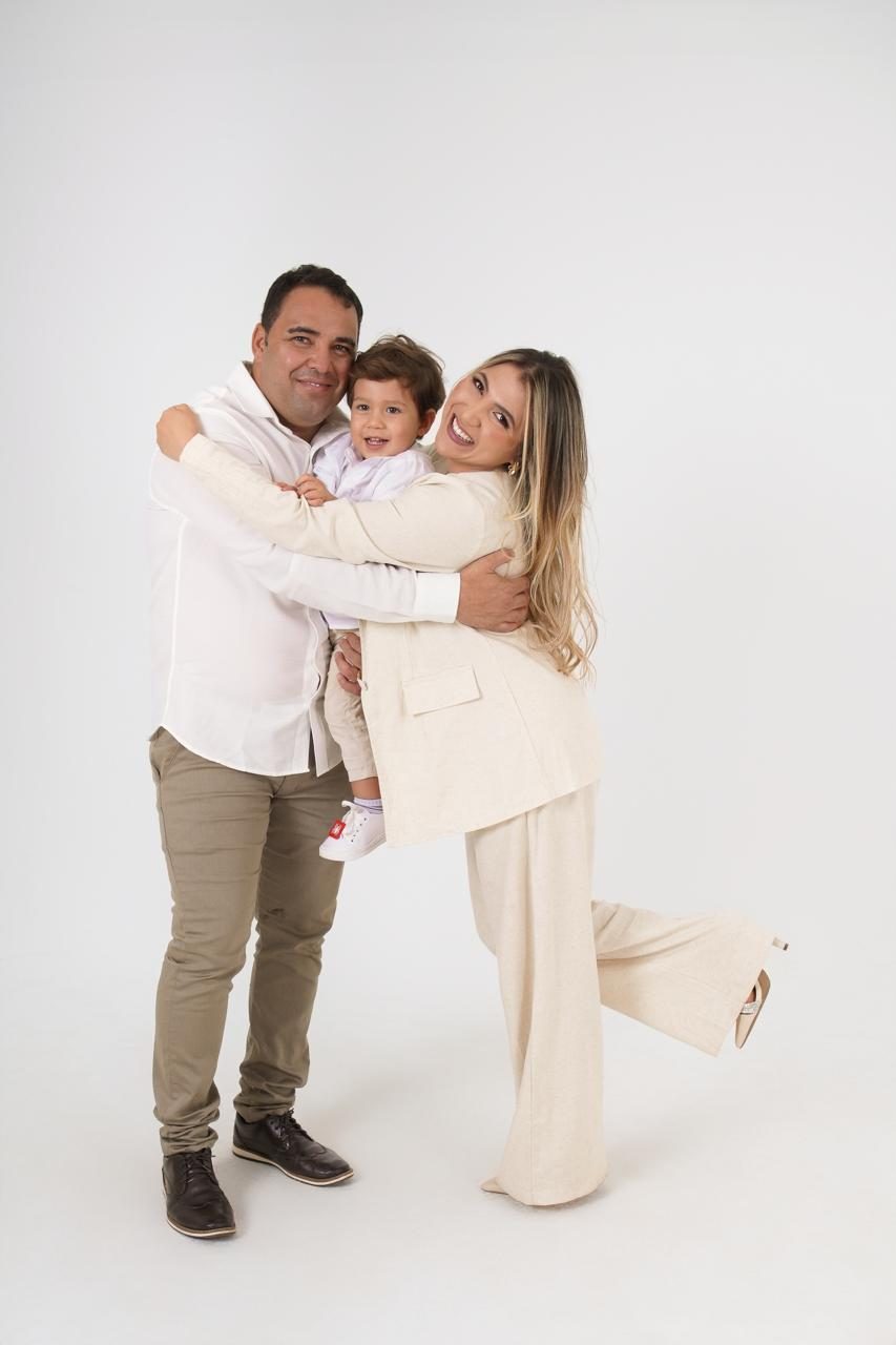 Família ROZ sorrindo — casal e filho, representando o atendimento humanizado da clínica