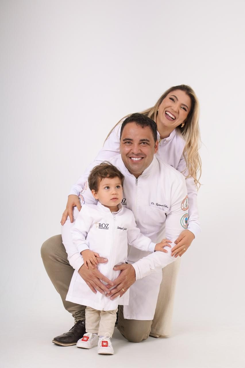 Família ROZ em momento espontâneo e descontraído, representando o vínculo humano da clínica